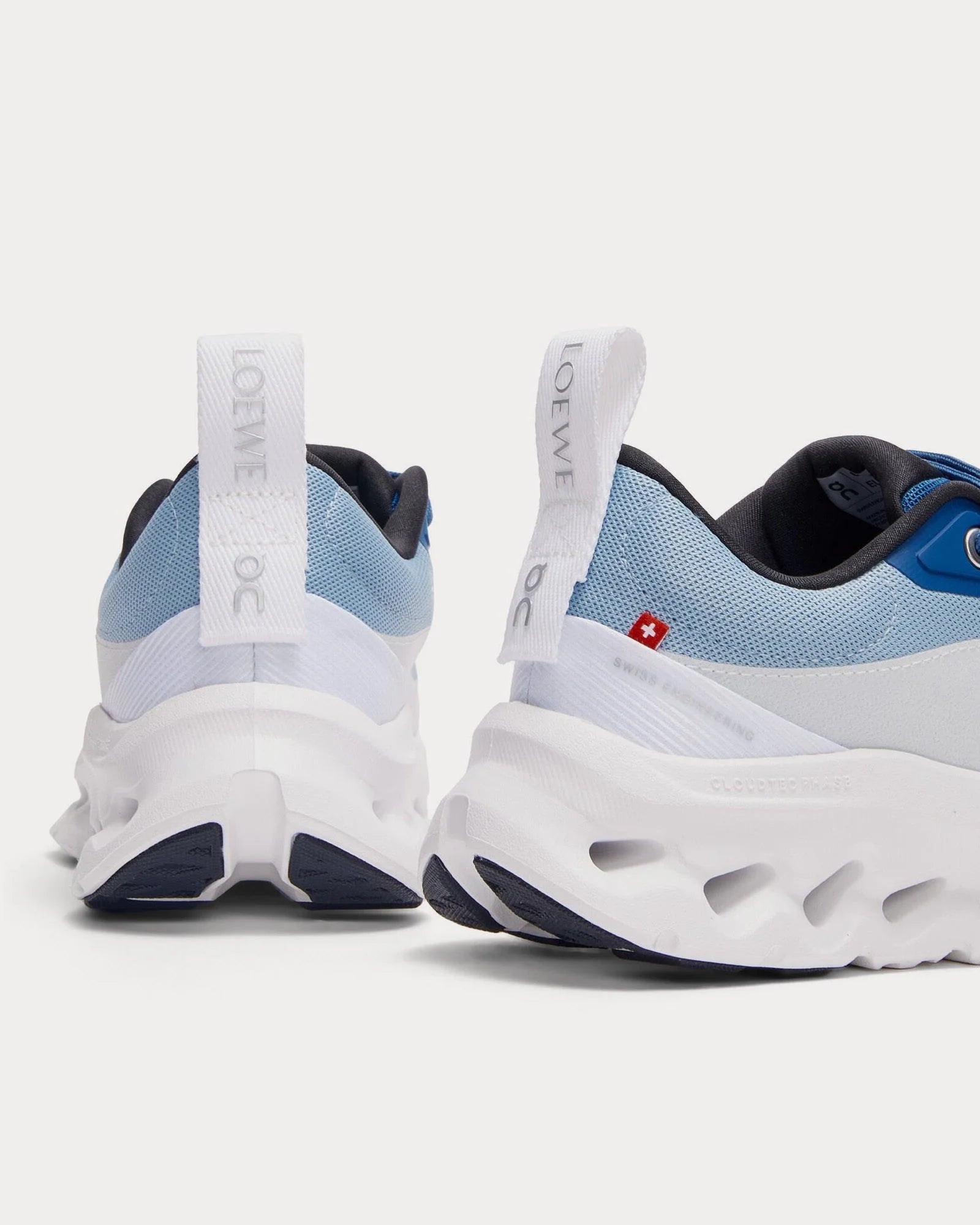 ON cloud tilt 2 x Loewe